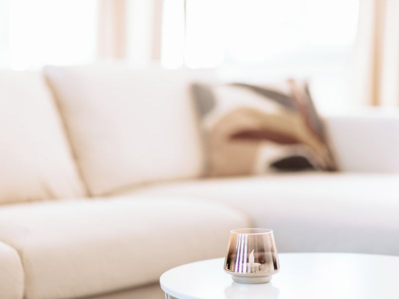 Gemütliches Sofa mit Kissen in den Deichstadt-Apartments in Neuwied