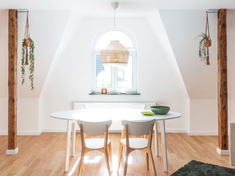 Heller Essbereich mit Rundtisch und Blick aus dem Fenster in Neuwied